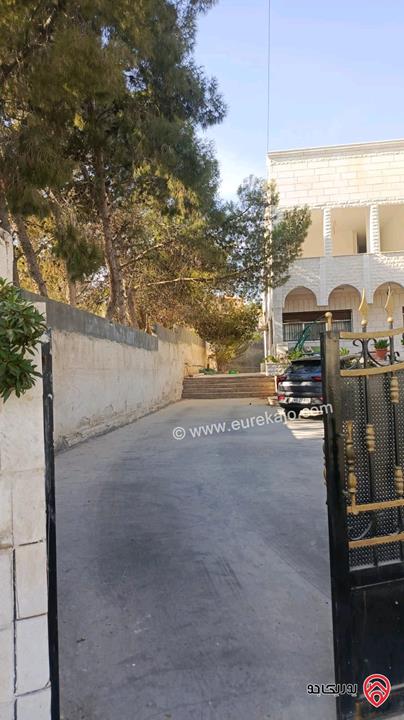 بيت مستقل مساحة 900م على أرض 1 دونم للبيع في عمان - طبربور، قرب صالة ليالي الشرق