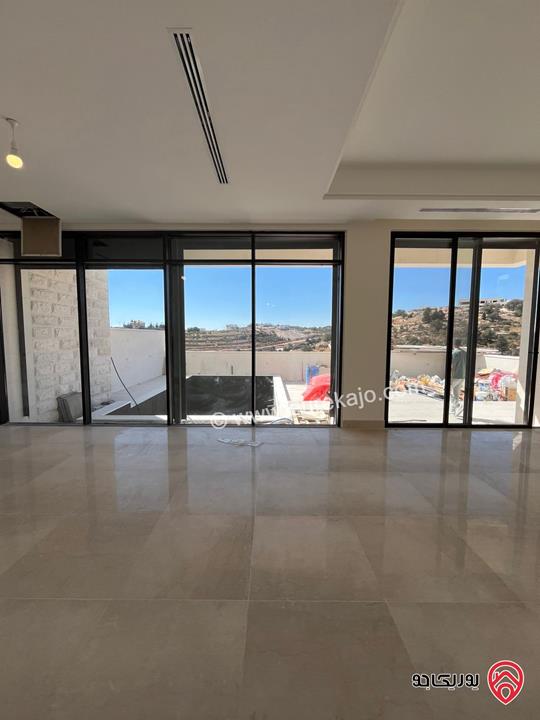 فيلا مساحة 700م على ارض 500م للبيع في عمان - دابوق بتشطيب فندقي مع مسبح خاص