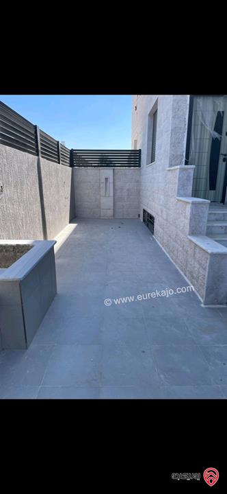 فلل متلاصقة عدد 2 مساحة كل فيلا 400م للبيع في اربد شرق صالة السفير 