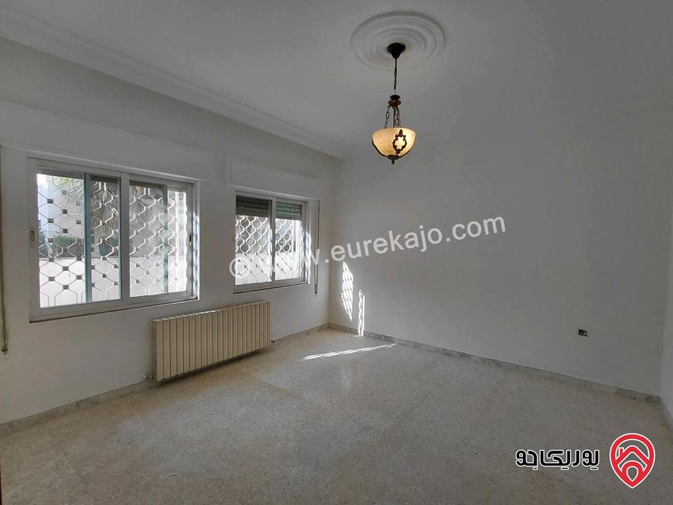 شقة فارغة أرضية مساحة 400م داخلي و 200م خارجي للايجار في عمان - خلدا 