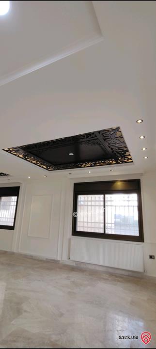 شقة أرضية مساحة 245م داخلي و 100م خارجي للبيع في عمان - ناعور