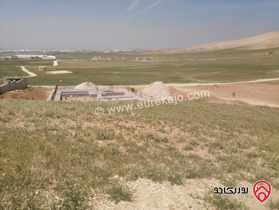 قطعة أرض مشترك مفروز مساحة 1700م مبني عليها طابق دوبلكس قابل للتعديل مساحة 250م للبيع في عمان - منطقة الموقر النقيرة 
