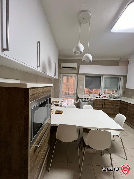 شقة فاخرة أرضية مساحة 180م داخلي و 100م خارجي للايجار مفروشة في عمان - عبدون