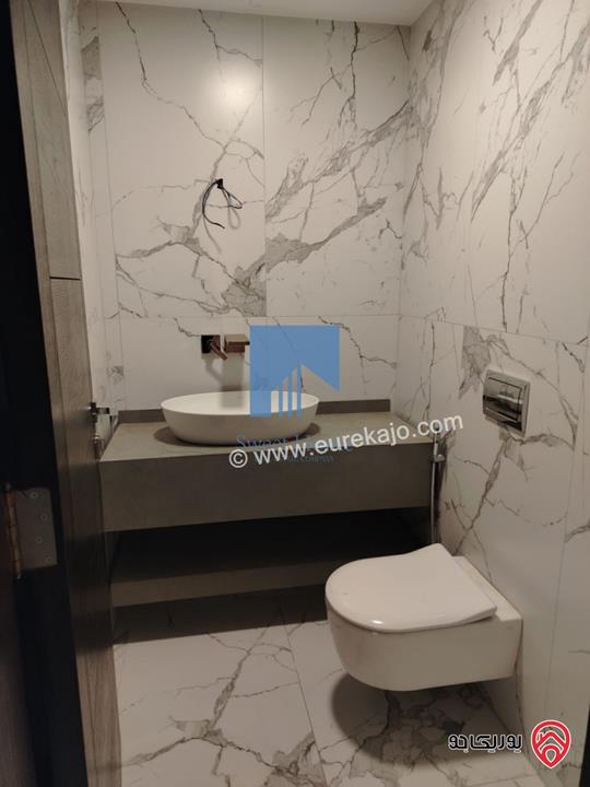 شقة فاخرة شبه أرضية مساحة 110م مع ترسات 60م للبيع في عمان - خلدا