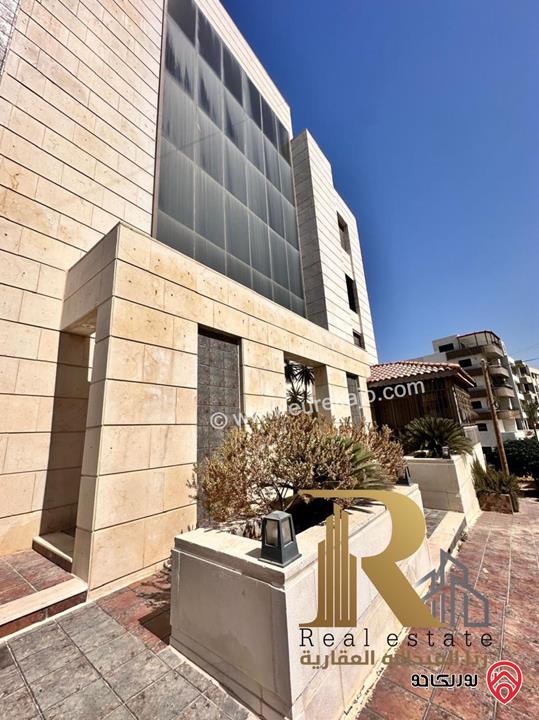 شقة مميزة مساحة 300م داخلي و 100م خارجي للبيع في عمان - ناعور