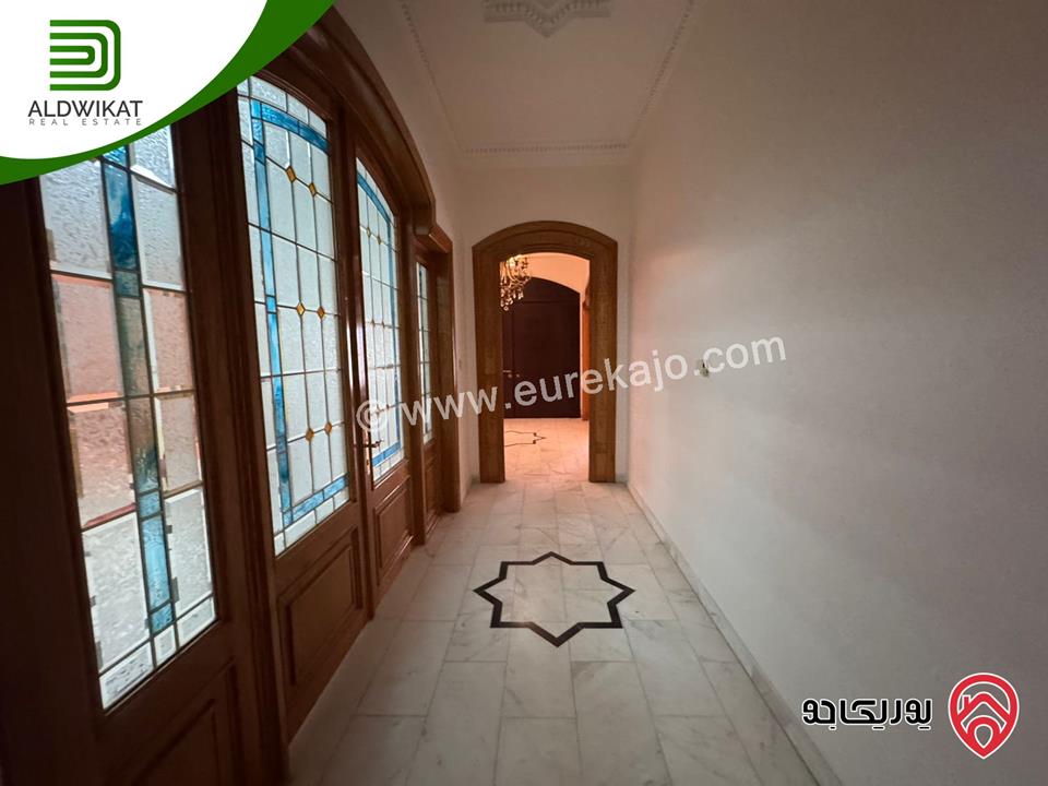 فيلا للبيع في عمان - الجبيهة مساحة الارض 1580 م والبناء 1000م ومساحة الحديقة 400م