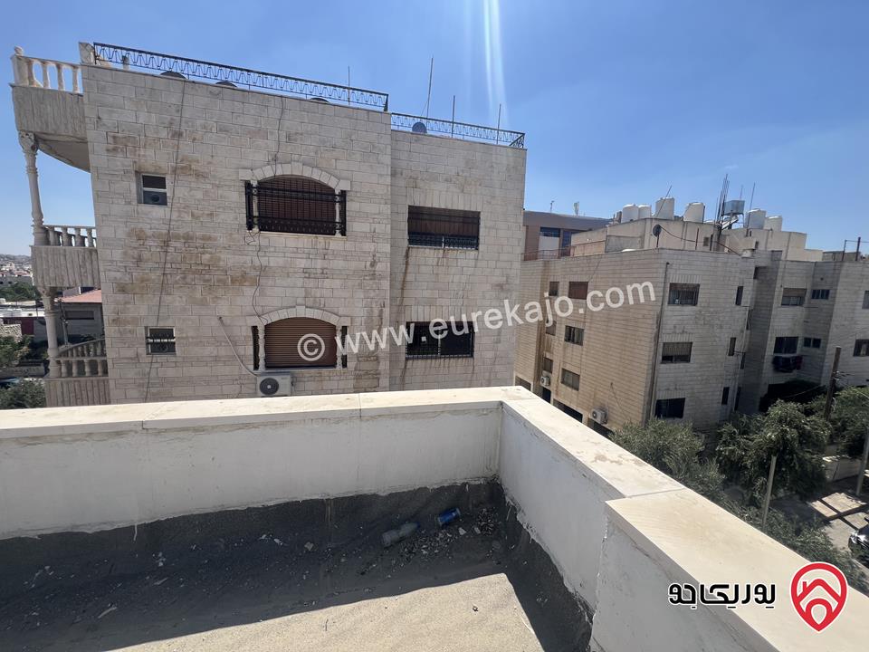 أرض مساحة 889م عليها بناء قديم قابل للهدم للبيع في عمان - المدينة الرياضية - تقع على شارعين بمستويين يسمح ببناء عدد طوابق