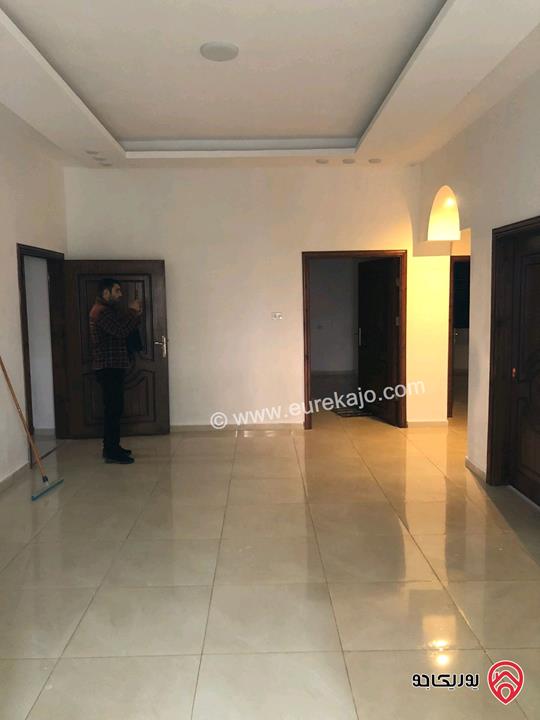 فيلا مساحة 280م على أرض 1300م للايجار في اربد - الصريح