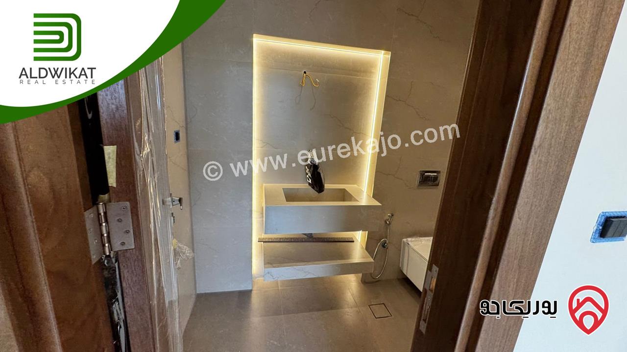 شقة للبيع في عمان - الجبيهة طابق اول مساحة البناء 175م والترس 10م موقع مميز واطلالة