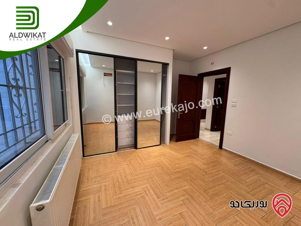 شقة فاخره ارضية للايجار في عمان - دير غبار مساحة البناء 280م ومساحة الحديقة 100م والترس 150م موقع مميز تصلح للسفارات والهيئات الدبلوماسية