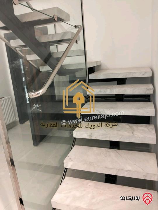 شقة طابق ثالث مع روف دوبلكس مساحة 185م فارغة للإيجار في عمان - الجندويل 