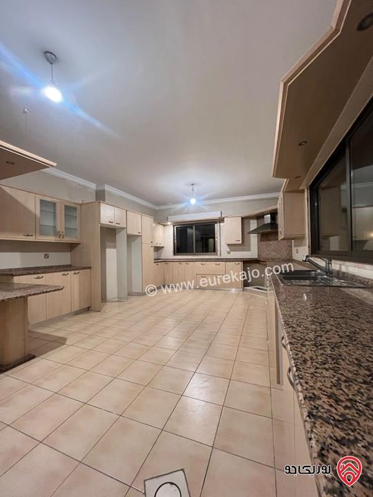 شقة طابق ثالث مساحة 300م للايجار في عمان - ام اذينة