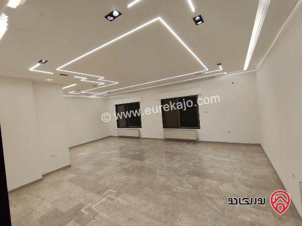 شقة طابق ثالث مع روف مساحة 341م للبيع عمان - ام اذينة مجددة بالكامل