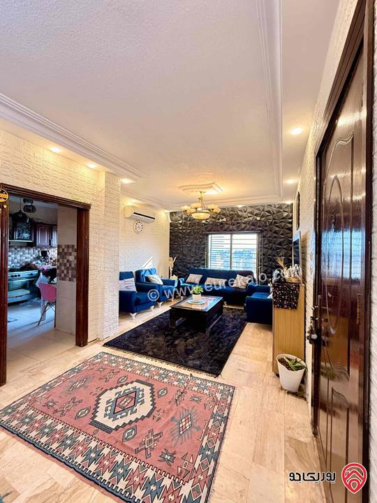 شقة طابق ثالث مساحة 130م مع روف منفصل 60م وترس 80م للبيع في عمان - طبربور