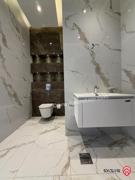 شقة سوبر ديلوكس طابق ثالث مع روف مساحة 229م داخلي و 120م خارجي للبيع في عمان - حي الصحابة  