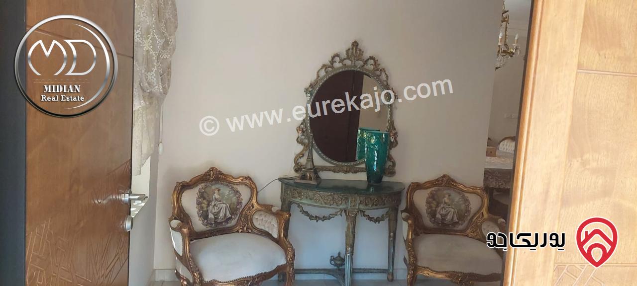 شقة ارضية مفروشة للايجار في عمان - الجاردنز مساحة 180م مع ترس و حديقة 200م تشطيبات و فرش سوبر ديلوكس