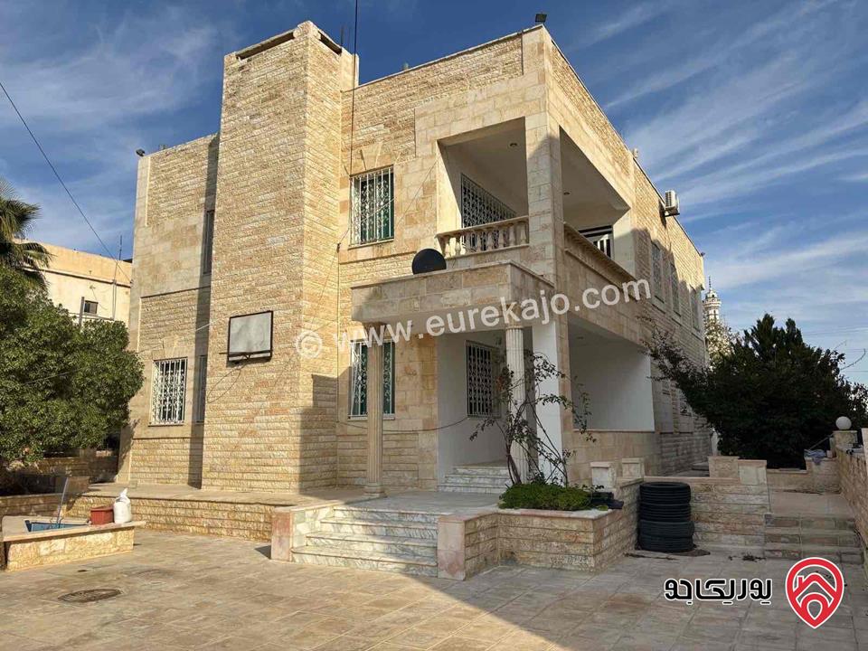 فيلا طابقين مساحة 400م على ارض 824م للبيع في الزرقاء الجديدة