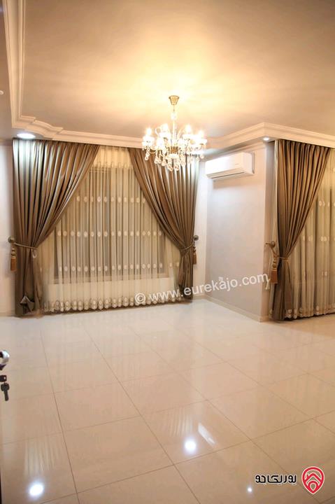 شقة طابق ثالث مساحة 190م مع روف 70م للبيع في عمان - ضاحية الرشيد 