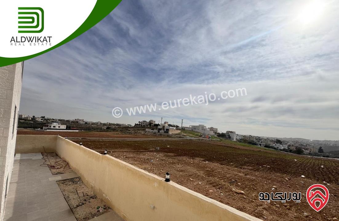 فيلا مستقلة للبيع في ناعور / شارع السلام مساحة الارض 900م ومساحة البناء 1000م ومساحة الحديقة 300م ومساحة الترس 100م