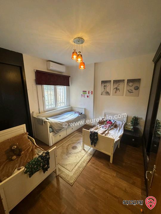 شقة شبه أرضية مساحة 126م داخلي و 100م خارجي للبيع مفروشة في عمان - الجندويل