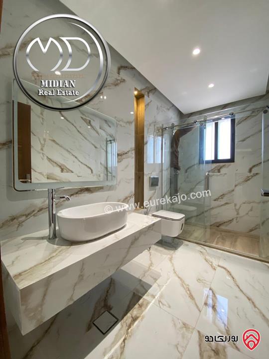 شقة دوبلكس جديدة فارغة للايجار في عمان - ضاحية النخيل طابق اخير مع روف مساحة 250م مع تراسات تشطيبات و ديكورات عصرية فاخرة