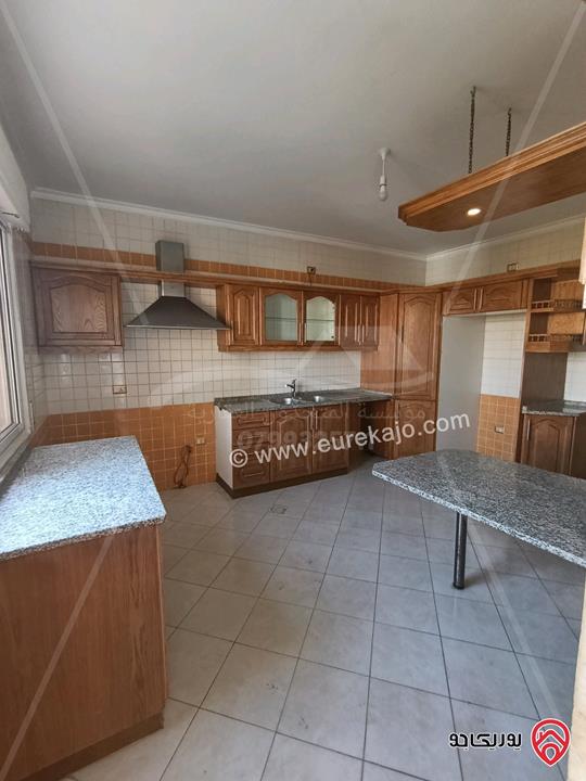 شقة فارغة طابق ثاني مساحة 200م للايجار في عمان - خلدا 