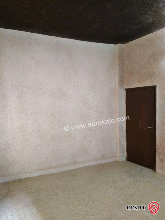 عمارة مكونة من ثلاث طوابق خمس شقق وروف للبيع في الزرقاء - الغويرية
