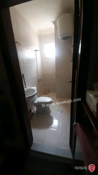 شقة شبة ارضي مساحة 70م داخلي و 120م خارجي للبيع في اربد حي مجمع الشيخ خليل 