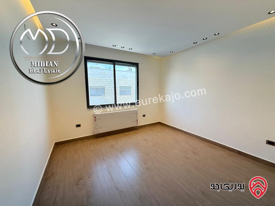 شقة دوبلكس طابق اخير مع روف للبيع في عمان - ضاحية النخيل مساحة 210م مع تراسات تشطيبات ديكورات عصرية فاخرة 