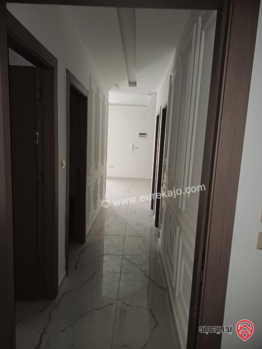 شقة مميزة تشطيب سوبر ديلوكس طابق ارضي مساحة 169م + ترس بناء جديد للبيع في عمان - المقابلين