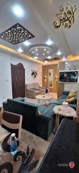 شقـة طابق ثالـث فنـي مساحة 135م للبيــع في الزرقاء الجديدة