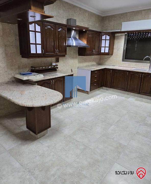 شقة طابقية مميزة للبيع في عمان - أم السماق طابق ثالث 230م مع روف 130م 