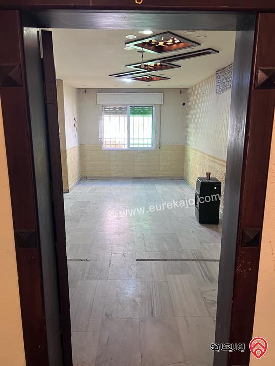 شقة شبه أرضية مساحة 100م داخلي و 100م خارجي للبيع في عمان - الجبيهة 