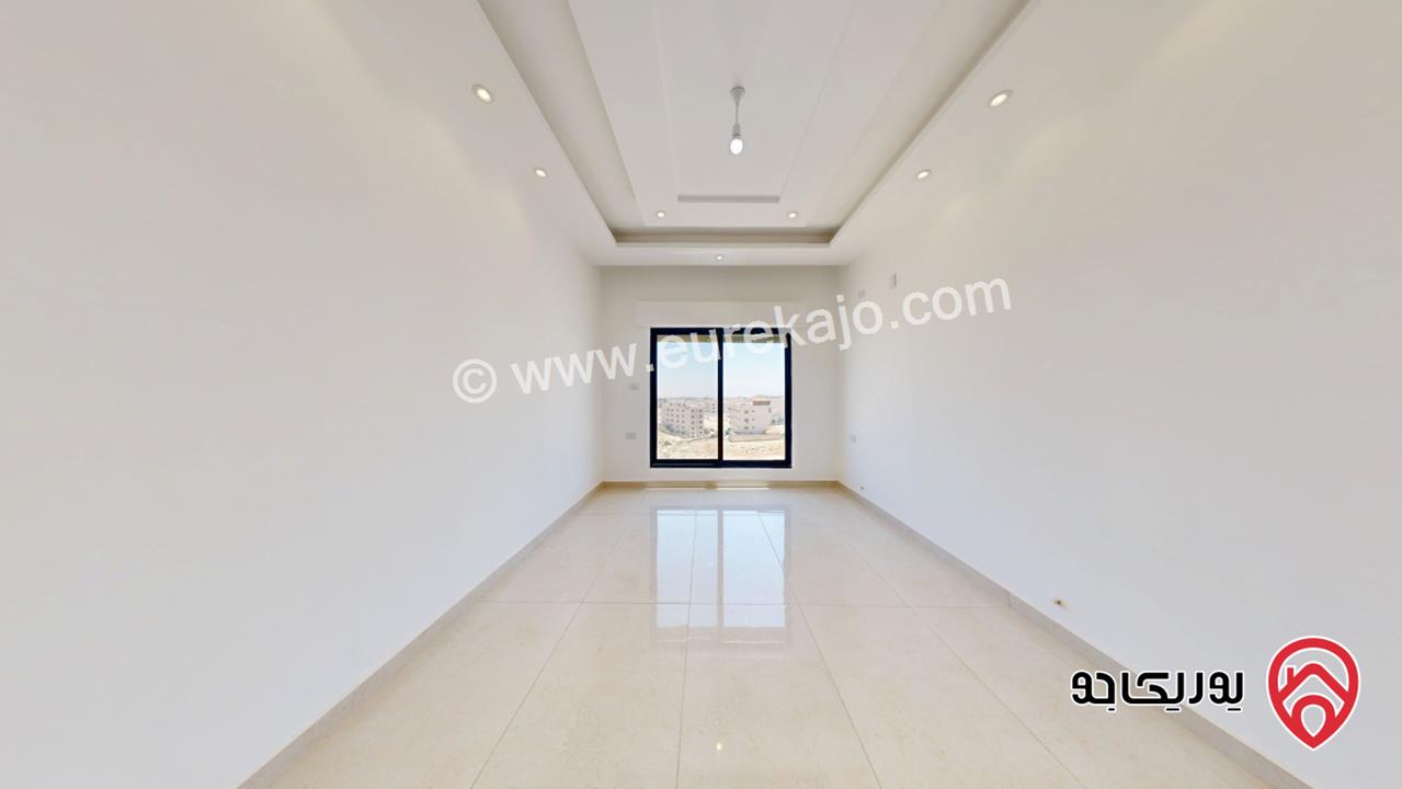 شقة طابق ثالث مع روف مساحة 160م و مطبخ راكب للبيع في عمان - الجبيهة حي المنصور 