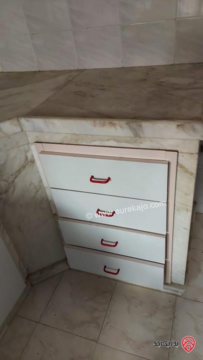 شقة مساحة 150م طابق ثاني للبيع في الزرقاء -  بشارع 26 بالقرب من العقرباوي مول على الشارع الرئيسي 