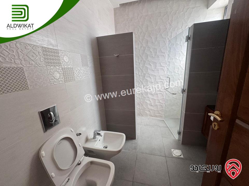 فيلا متلاصقة للبيع او للايجار في عبدون قرب الاسفاره الامريكيه مساحة الارض 500م ومساحة البناء 700م ومساحة الحديقة 200م موقع مميز واطلالة خلابة منطقة فلل واصل جميع الخدمات 