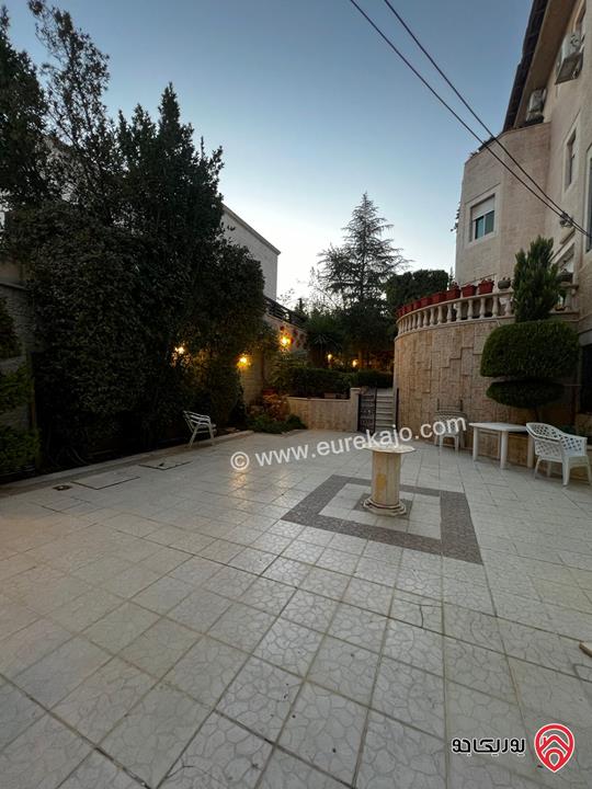 شقة مفروشة مع مسبح شبه ارضية مساحة 200م داخلي و 100م خارجي للايجار في عمان - عبدون