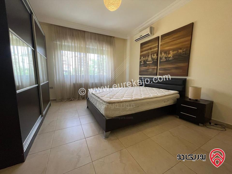 شقة فاخرة مفروشة طابق أرضي مساحة 155م داخلي و 100م خارجي للايجار في عمان - عبدون