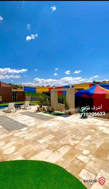 مزرعة فخمة مساحة الأرض 652م والبناء 70م للبيع في المفرق
