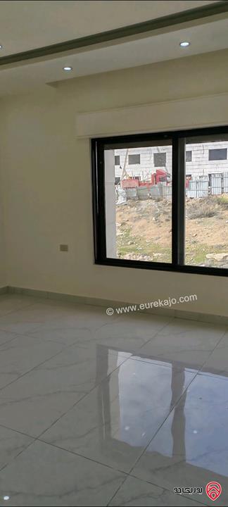 شقة جديدة مساحة 165م دوبلكس للبيع في عمان - الجبيهة شارع الاردن حي الديوان