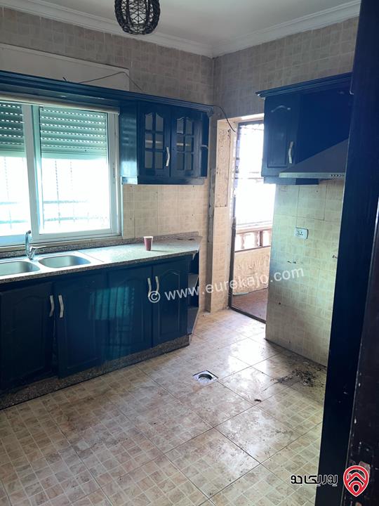 شقة شبه أرضية مساحة 100م داخلي و 100م خارجي للبيع في عمان - الجبيهة 