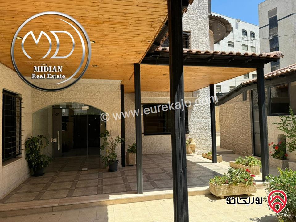 فيلا دوبلكس فارغة مساحة 1200م على أرض 900م مع ترسات و حدائق تشطيبات سوبر ديلوكس اطلالة جميلة و موقع مميز للايجار في عمان - الدوار السابع