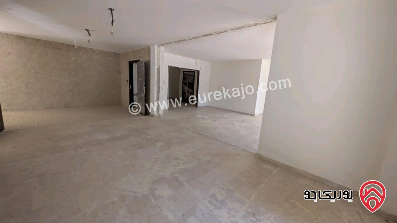 شقة طابق شبه ارضي مساحة 330م داخلي و 230م خارجي للبيع في عمان - دير غبار 