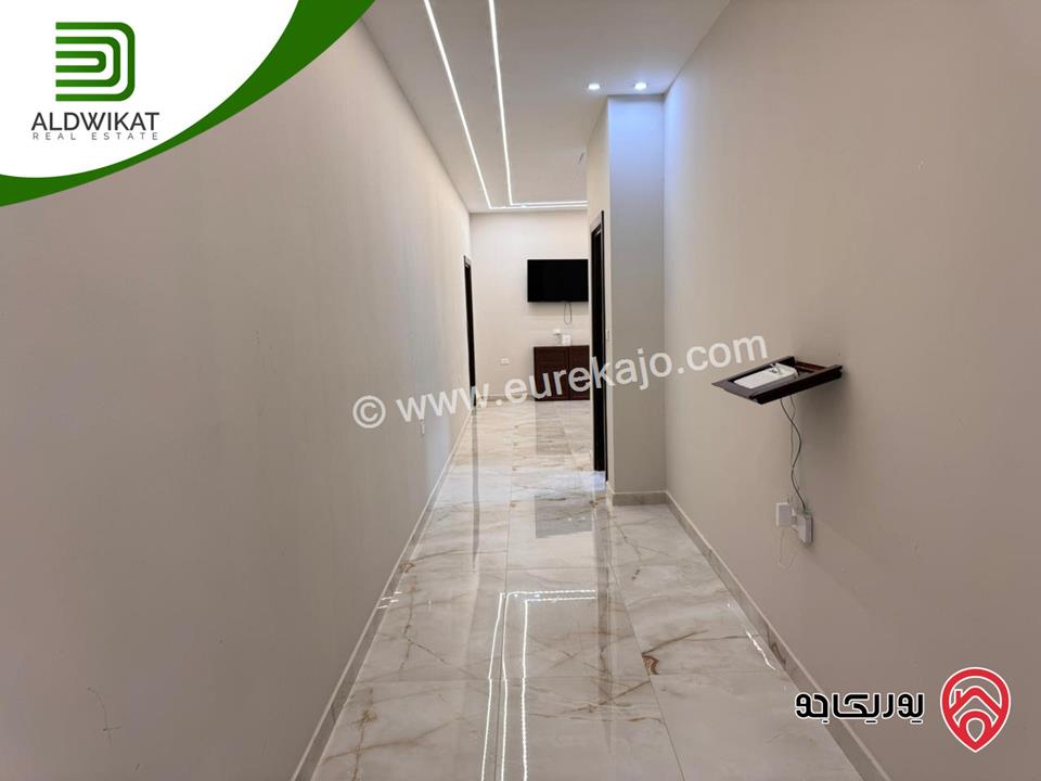 فيلا مستقلة للبيع في ناعور / شارع السلام مساحة الارض 900م ومساحة البناء 1000م ومساحة الحديقة 300م ومساحة الترس 100م