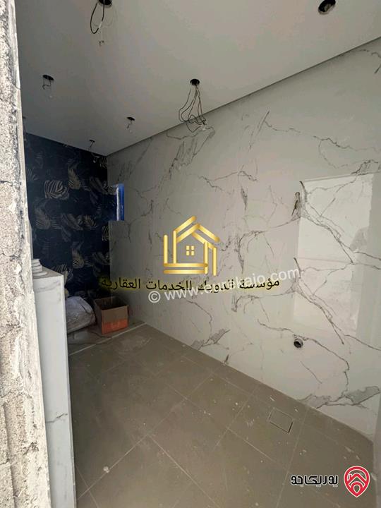 شقة مساحة 285م طابق ثالث مع روف جديد لم يسكن للايجار في عمان - الجبيهة