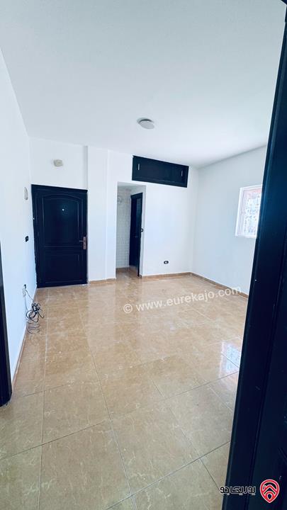 شقة فارغة طابق رابع بدون مصعد مساحة 100م للإيجار في عمان - مرج الحمام من المالك مباشرة 