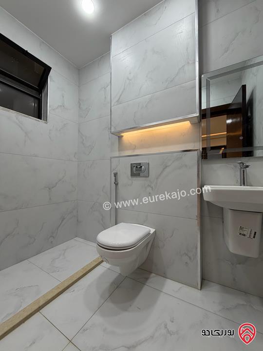 شقة طابق ثالث مع رووف مساحة 145م للبيع في عمان - الجبيهة