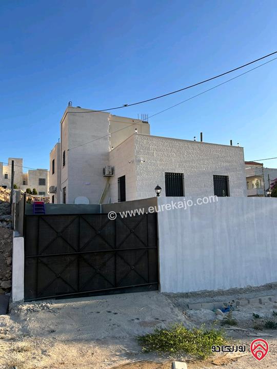 منزل مستقل بناء جديد طابقين مساحة 330م على أرض 521م للبيع شمال عمان شارع الاردن صافوط