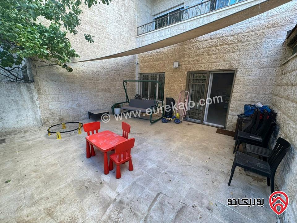 شقة شبه أرضية مساحة 126م داخلي و 100م خارجي للبيع مفروشة في عمان - الجندويل