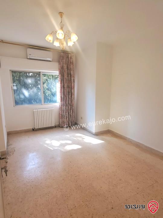 شقة طابقية مساحة 290م للبيع في عمان - الرابية 